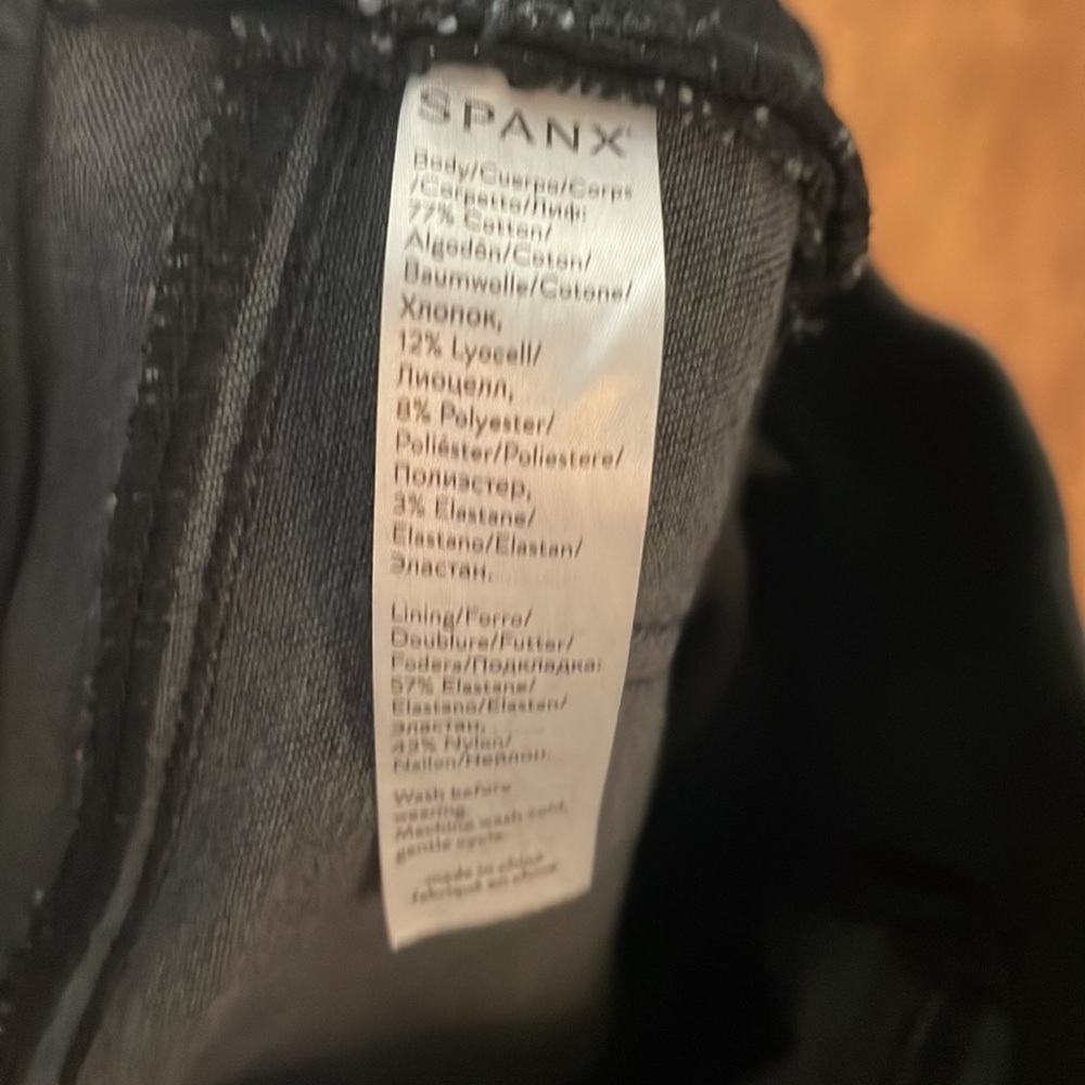 SPANX Distressed Jeans Size Medium - Picture 9 of 9